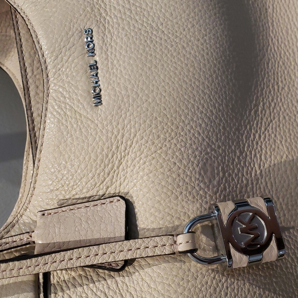 ❣️💫MARK DOWN 💫❣️Michael Kors cream Bag - Picture 12 of 13